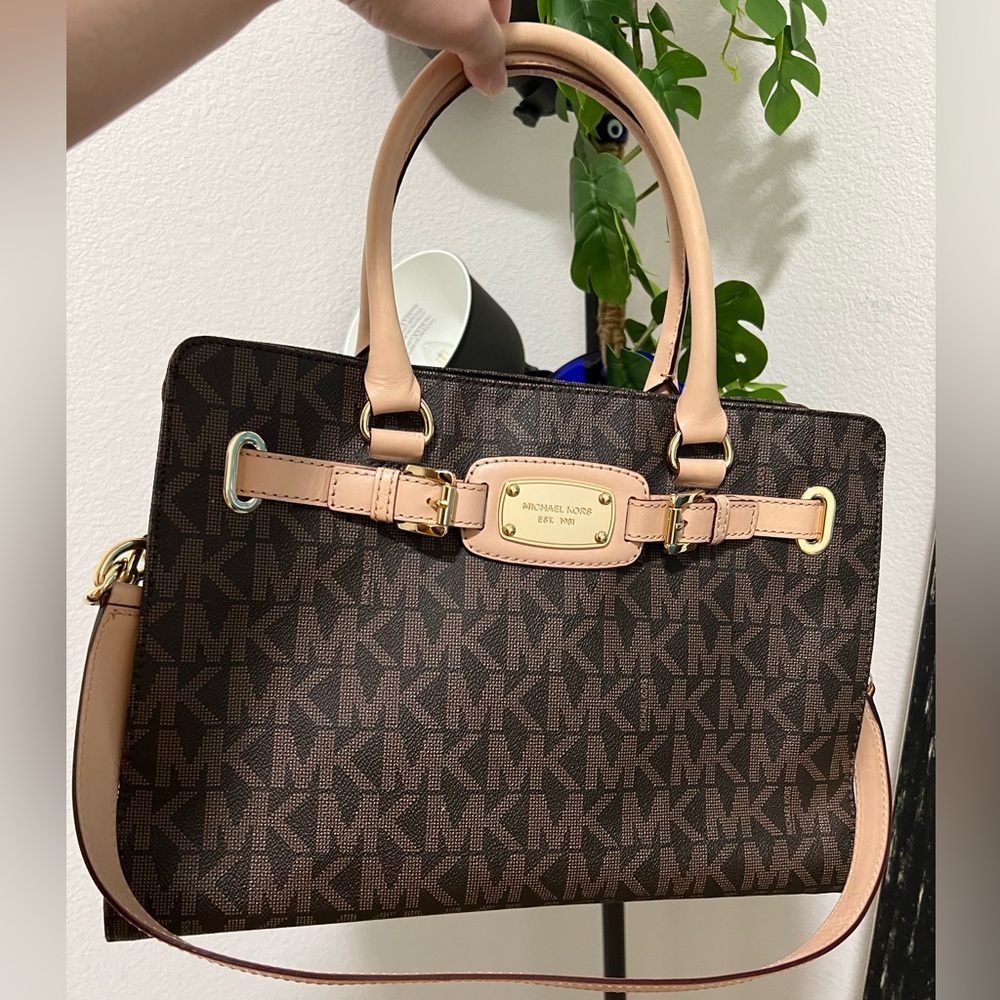 •LIKE NEW•MICHAEL KORS Medium 2 Way Bag